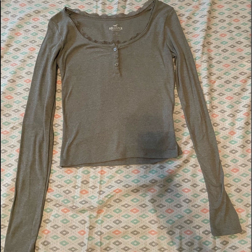 Long Sleeve Hollister Top!